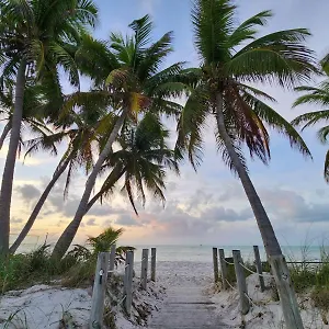 Beautifully Renovated Summer Of 2020 And Enjoy Lovely Unit Key West